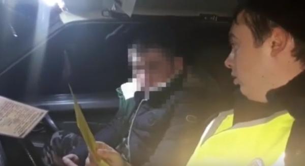Пьяного водителя легковушки вытаскивали из сугроба полицейские на Ставрополье. Видео